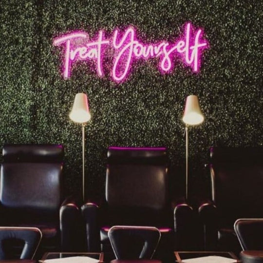 Treat Yourself Néon Personnalisé | Enseigne LED Au Maroc – MyNeonClub