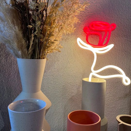 Rose Néon Personnalisé | Enseigne LED Au Maroc – MyNeonClub